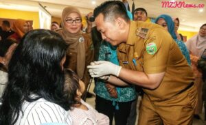 Pj. Bupati Muara Enim, Hengky Putrawan di kegiatan PIN Polio serentak di Posyandu Kecamatan Muara Enim (Foto: IST) 
