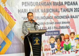 Kepala LPKA Kelas I Palembang, Tetra Destorie saat menyampaikan sambutan tentang pemberian pengurangan masa Pidana dan Remisi kepada 77 Anak Lapas Kelas I Palembang (Foto: IST) 