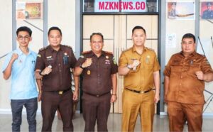 Pj. Bupati Muara Enim, Henky Putrawan didampingi Sekdakab Muara Enim foto bersama Ka. Kejari Muara Enim dan jajaran (Foto: IST) 