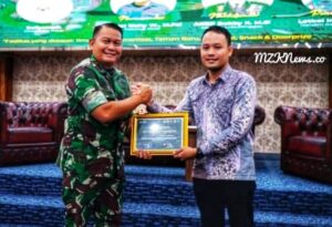 Dandim 0406/Lubuk Linggau menerima penghargaan dari GERMA SILAMPARI usai menyampaikan materi (Foto: IST) 