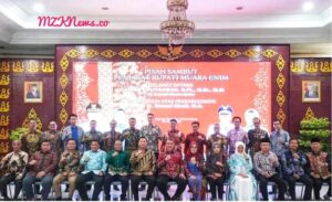 Mantan Pj. Bupati Muara Enim H. Ahmad Rizali didampingi mantan Pj. Ketua TP PKK, Hj. Rose Mafiana foto bersama Pj. Bupati Muara Enim baru H. Henky Putrawan didampingi Pj. Ketua TP. PKK Muara Enim Hj.Yunika Sari, Forkopimda, Sekdakab Muara Enim, dan jajaran lainnya (Foto: IST) 