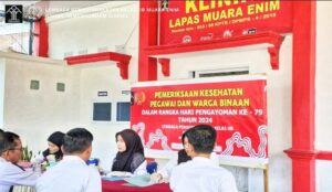 Jajaran Lapas Kelas IIB Muara Enim dan Warga Binaan saat periksa kesehatan (Foto: IST) 