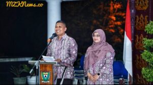 Dandim 0404/ Muara Enim yang baru didampingi istri saat memberi kata Sambutan di acara pisah sambut Dandim 0404/ Muara Enim (Foto: IST)