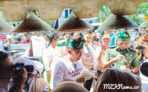 Pj. Bupati Lahat bersama Dandim 0405/ Lahat mencicipi rasa dan aroma kopi di setiap stand kecamatan dan stand kabupaten/ kota se-Sumsel di Festival Kopi Lahat (Foto: IST)Â