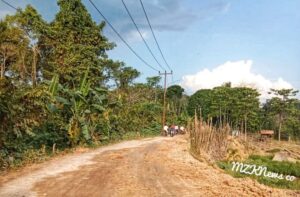 Jalan yang terkena longsor di Desa Kasai setelah diperbaiki (Foto: IST) 