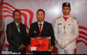 Pj. Bupati Muara Enim, H. Henky Putrawan foto bersama Ka. Kesbangpol Kabupaten Muara Enim Andi Wijaya dan anggota Paskibraka (Foto: IST)Â