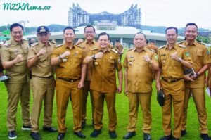 Pj. Gubernur Sumsel, Pj. Bupati Muara Enim dan sejumlah Bupati & Walikota se-Sumsel foto bersama di halaman Istana Negara IKN, Kabupaten Penajam Paser Utara, Provinsi Kaltim (Foto: IST) 