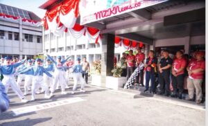 Pj. Bupati Muara Enim saat melepas peserta gerak jalan indah tingkat pelajar SD, SMP, SMA se-Kabupaten Muara Enim dalam menyambut HUT Kemerdekaan RI (Foto: IST)Â