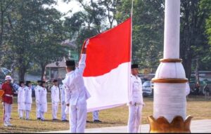 Paskibraka saat membentangkan bendera merah putih di Upacara Peringatan HUT ke-79 Kemerdekaan RI Tahun 2024 Tingkat Kabupaten Muara Enim di Lapangan Merdeka Kota Muara Enim (Foto: IST)Â