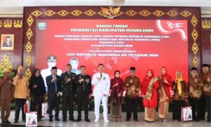 Pj. Bupati Muara Enim, Pj. Ketua PKK dan Forkopimda foto bersama Ketua dan Jajaran pengurus DPC LVRI Kab Muara Enim (Foto: IST) 