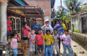 Ketua RT. 08, Ketua RT. 07 dan Ketua RW. 03 bersama anak anak yang mengikuti perlombaan (Foto: IST)Â