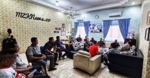 Ka. Lapas Muara Enim saat berbincang bersama Ka. Kejari Muara Enim didampingi jajaran di ruang kerja Ka. Lapas Muara Enim (Foto: IST)