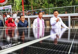 Pj. Bupati Muara Enim dan Direktur SDM PTBA meninjau langsung PLTS Irigasi lahan pertanian di Desa Tanjung Agung, Kab. Muara Enim (Foto: IST) 