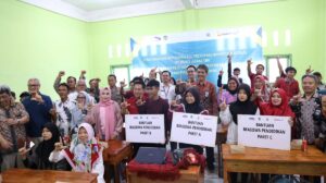 Para Anak-anak putus sekolah wilayah operasional PTBA yang menerima bantuan Program Hayo Sekolah plus dari PTBA untuk melanjutkan kembali sekolah (Foto: IST) 