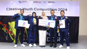 Citra Ayuk Lestari juara 2 English Speech Contest bersama Beni Santoso juara harapan 2 lomba poster dan Aden juara harapan 3 lomba poster, Mahasiswi dan Mahasiswa dari AKIPBA yang meraih juara di ajang Kompetensi Bergengsi Creative Youth Competetion 2024 Yearh yang diadakan AKN PSB (Foto: IST) 