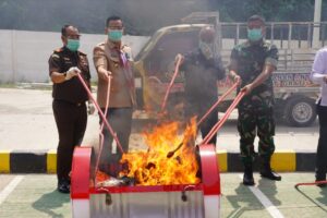 Pj. Bupati Muara Enim, Ka. Kejari dan Dandim 0404 Muara Enim membakar barang bukti narkotika senilai 392 juta (Foto: IST)Â