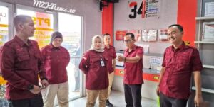 Kadiv Administrasi Wilayah Kemenkumham Sumsel Rahmi Widhiyanti bersama Ka. Lapas Muara Enim Mukhlisin Fardi didampingi Pejabat Struktural saat mengunjungi Sapras Pelayanan Publik Ramah Kelompok Rentan di Lapas Muara Enim (Foto: IST)