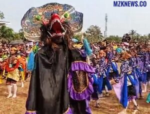 Kesenian Kuda Lumping di Desa Sumber Mulia, Kec. Lubay Ulu, dihadiri Al-Shinta Cabup dan Cawabup Muara Enim dan H. Cik Ujang Ketua DPD Partai Demokrat Sumsel disambut ribuan Masyakarat (Foto: IST) 