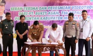 Pj. Bupati Muara Enim, H. Henky Putrawan bersama VP Sustanbility PTBA, Hartono, dan Forkopimda, menandatangani serahterima Vidiotron dari PTBA kepada Pemkab Muara Enim (Foto: IST)Â