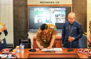 Pj. Bupati H. Henky Putrawan disaksikan Kepala BPS Muara Enim menandatangani nota Kesepahaman mendukung kebijakan satu data Indonesia (Foto: IST)Â