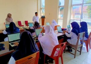 Pelaksanaan UKKJ di Kemenag Kab. Solok hari kedua ditinjau oleh Kasi PD Pontren (Foto: IST)