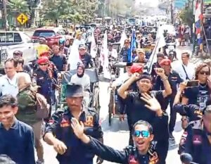 Antusias ribuan massa pendukung menghantarkan Al- Shinta Cabup dan Cawabup Muara Enim 2024-2029 mendaftar ke KPUD Muara Enim (Foto: IST) 