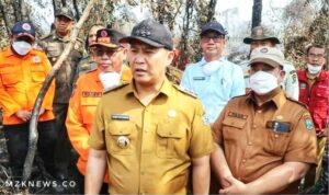 Pj. Bupati Muara Enim, H. Henky Putrawan didampingi, Sekdakab Muara Enim, Yulius, Dandim 0404 Muara Enim, Ka.BPBD Kab Muara Enim saat meninjau Karhutla yang telah dipadamkan (Foto: IST)Â