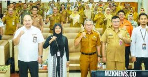 Assisten Adm. Umum, Syarifudin bersama Ka.Dinas Kominfo-SP Kab. Muara Enim, Ardian Arifanardi bersama Perwakilan OPD Muara Enim (Foto: IST) 