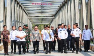 Pj. Gubernur Sumsel, Pj. Bupati Muara Enim, Sekdakab Muara Enim, Forkopimda dan Kepala OPD saat berada di Jembatan Air Lematang Desa Ujan Mas Lama (Foto: IST)Â