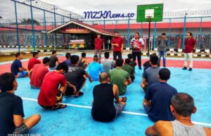 Petugas gabungan Tim Tour Blok dan Pancuran hati Lapas Kelas IIB Muara Enim saat memberikan pengarahan Tata tertib dalam lapas kepada warga binaan (Foto: IST)