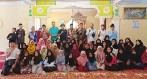 Foto bersama Ka. KUA Hilgum, Penyuluh Agama, Niniak Mamak, Pemuda, Tokoh Masyarakat dengan para peserta lomba kultum dan lagu islami di Masjid Nurul Iman (Foto: IST)Â