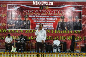 Ka. Lapas Kelas IIB Muara Enim, Muklisin Fardi menyampaikan sambutan di acara pisah sambut Pejabat Struktural, Pegawai JFU dan pelepasan Purna Bakti Pegawai Lapas Muara Enim (Foto: IST)