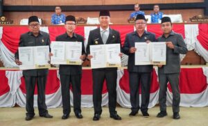 Pj. Bupati Muara Enim, Ketua DPRD Kab. Muara Enim beserta jajaran memperlihatkan dokumen Rancangan Perubahan KUA dan PPAS TA 2024 yang telah ditandatangani dan disepakati bersama (Foto: IST)Â