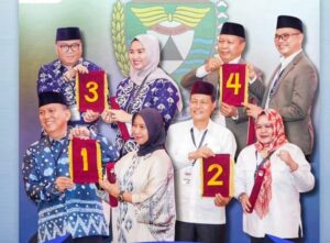 Empat Paslon Bupati dan Wabup Muara Enim 2024 menunjukan Nomor urut hasil Undian: Paslon No. 1 H.Ahmad Rizali -Hj. Shinta Paramita, No. 2 Edison-Sumarni, No. 3 H.Nasrun Umar-Lia Anggaraini, No. 4 Ramlan Holdan-Ropi Alex Chandra (Foto: IST) 