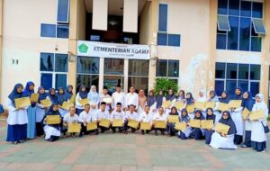 29 ASN dan 1 pensiunan Kantor Kemenag Kab. Solok berfoto bersama dengan Ka. Kankemenag dan Kasubbag TU sesaat usai menerima SK (Foto: IST)