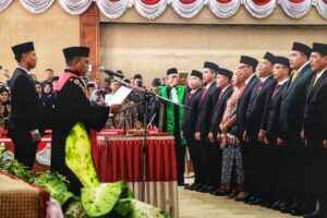 Ketua Pengadilan Negeri Muara Enim, Ari Kurniawan, S.H.,M.H., memimpin pelantikan dan mengambil sumpah Jabatan 45 anggota DPRD Kabupaten Muara Enim Periode 2024-2029 (Foto: IST)Â