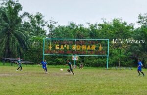 Pemain Albesas FC saat berhadapan dengan pemain Gala Zero FC pada laga semifinal Turnamen Danyon Cup 2024 dalam HUT TNI ke-79 (Foto: IST) 