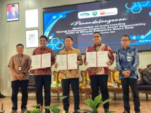 Pj. Bupati Muara Enim, Henky Putrawan, Kepala Perwakilan BPKP Provinsi Sumsel dan Hartono VP Sustainsbility PTBA, memperlihatkan MOU Sinergi Pelaksanaan CSR di Wilayah Kab Muara Enim (Foto: IST)Â