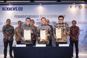 Refli Yandra Direktur Pengembangan Usaha PT BA, Rudi As Aturriha Direktur Pengembangan Usaha & Kelembagaan KAI (Persero), Muhamad Syafitri Dir Ops PT Semen Baturaja TBK (SMBR), memperlihatkan MoU Rencana Peningkatan Bongkar Batu Bara Area Kertapati yang telah ditandangani bersama (Foto: IST) 