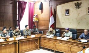 Pj. Bupati Muara Enim didampingi Asisten Perkobang Unsur Kepala OPD, Kasat Pol PP dan jajaran bersama Asisten Pemerintah dan Kesra didampingi Kasat Pol PP Kab. Badung di ruang rapat Pemda Kab. Badung (Foto: IST)Â