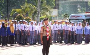 Para Pelajar mendengarkan sambutan dan arahan Pj. Bupati Muara Enim pada Upacara Peringatan HSP ke-96 tahun 2024 (Foto: IST) 