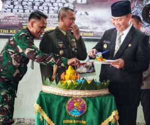 Pj. Bupati Muara Enim bersama Kasdim Muara Enim memotong tumpeng peringatan HUT TNI ke-79 di Makodim 0404/Muara Enim (Foto: IST) 