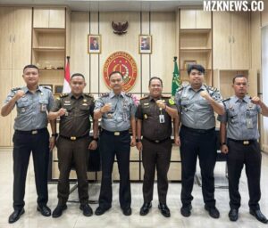 Ka. Lapas Muara Enim didampingi jajaran bersama Ka.Kejari Muara Enim didampingi jajaran (Foto: IST) 