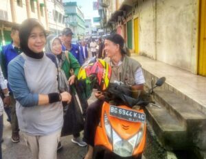 Hj. Shinta Paramita Sari Calon Wakil Bupati Muara Enim didampingi Tim pemenangan Nomor urut 1 Al-Shinta saat blusukan di Pasar Inpres Kota Muara Enim (Foto: IST)Â