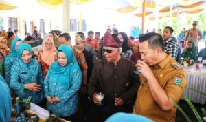 Pj. Bupati Muara Enim, bersama Pj. Ketua TP PKK Muara Enim, Ketua TP PKK Provinsi di salah satu Stan lomba Wajik Kreasi di Gedung Kesenian Putri Dayang Rindu Muara Enim (Foto: IST)Â