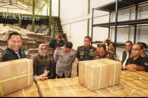 Pj. Bupati Muara Enim didampingi Forkopimda, Ketua KPU dan Ketua Bawaslu mengecek kotak surat suara di gudang KPU jln. Jendral Sudirman Kab. Muara Enim (Foto: IST)Â