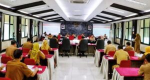 Pj. Bupati Muara Enim didampingi Asisten dan Kepala OPD, saat memaparkan 10 indikator prioritas pembangunan di rapat Evaluasi penilaian kinerja triwulan I (Foto: IST)Â