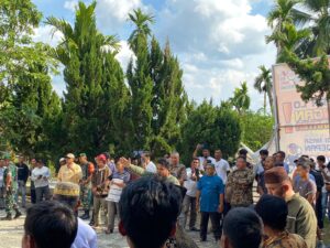 Foto: Aksi demo dari Aliansi Masyarakat Sijunjung Bersatu di depan Kantor Bawaslu Sijunjung (Foto: IST)