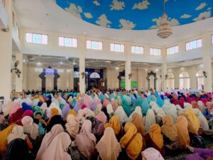 Jema'ah penuhi Masjid Agung Darussalam Islamic Center Koto Baru (Foto: IST) 