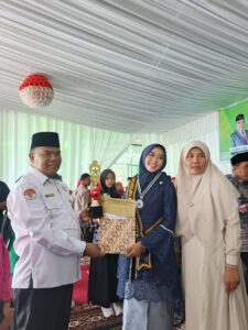 Foto: Ka. Kankemenag menyerahkan reward kepada peserta wisuda tahfidz terbaik MAN 1 Solok Plus Keterampilan (Foto: IST)